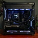 Vista frontal do PC Gamer montado com iluminação RGB