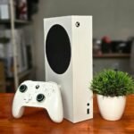 Console Xbox Series S branco com controle
