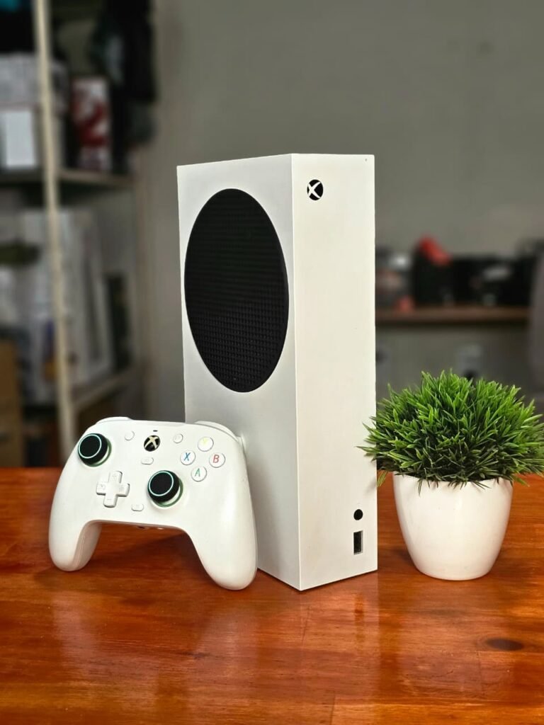 Console Xbox Series S branco com controle