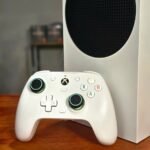 Detalhe do Xbox Series S e controle branco